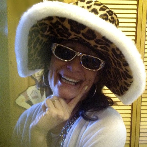 Meet your Posher, Cynthia - Picture 1 of 1